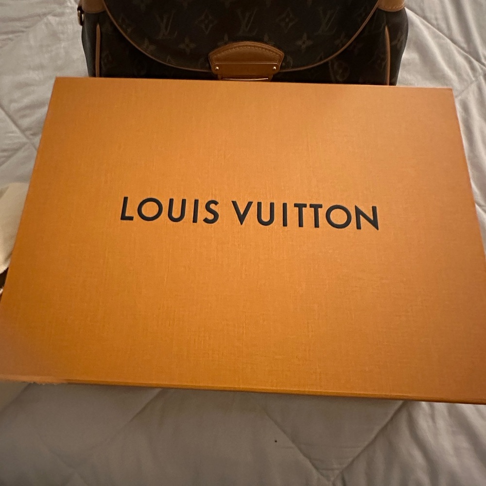 Louis Vuitton “BEVERLY MM” Brown and Tan Women's Bag - Picture 3 of 15